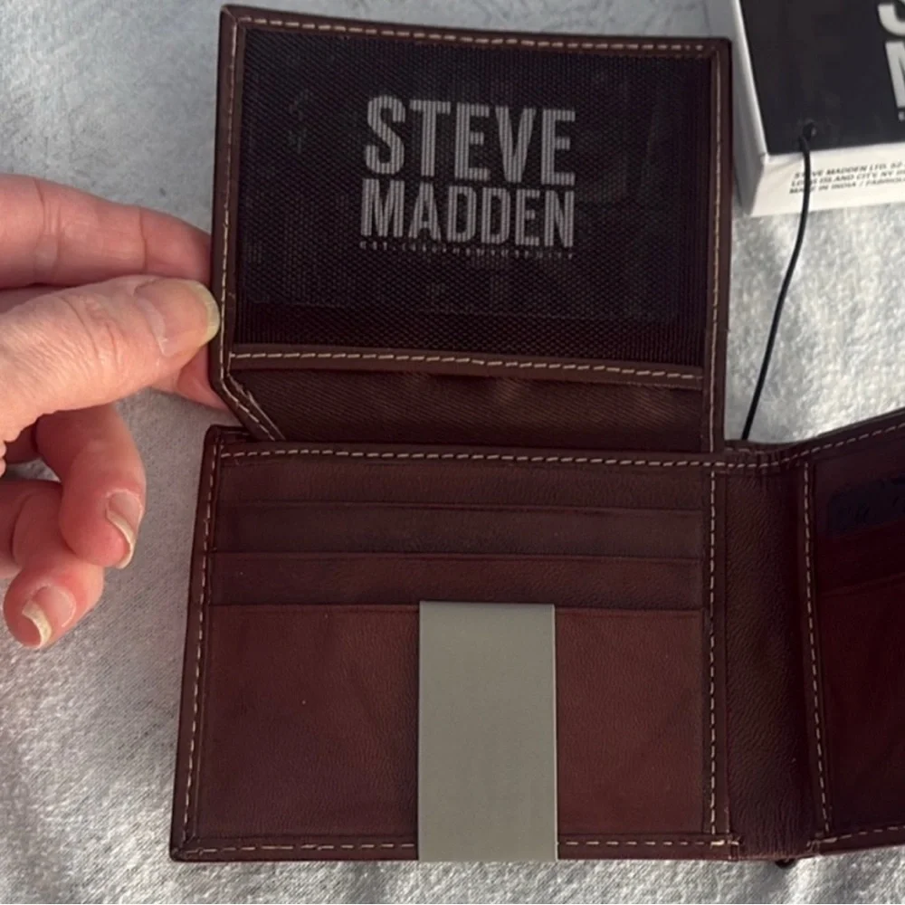 Steve Madden Brown Wallet with
Genuine Leather and Bifold Design - Picture 3 of 5